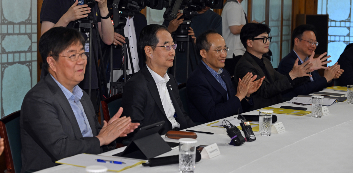 ▲18일 서울 종로구 삼청동 총리 공관에서 열린 고위당정협의회에 참석한 국무위원들이 한덕수 국무총리의 생일을 축하하고 있다. 신태현 기자 holjjak@