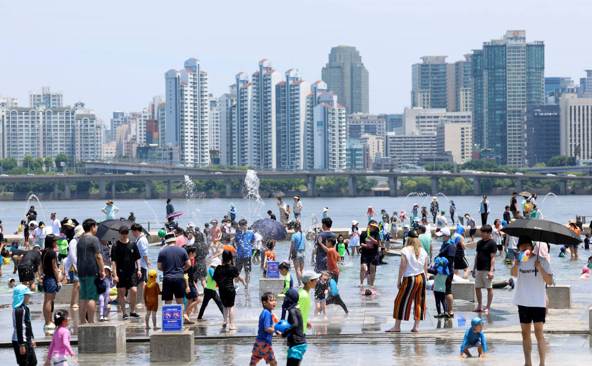 ▲서울에 올해 첫 폭염주의보가 내린 18일 서울 여의도 물빛광장에서 어린이들이 물놀이를 즐기고 있다. 기상청은 19일까지 기온이 상승세를 나타내 폭염이 계속될 것으로 예보했다. 신태현 기자 holjjak@