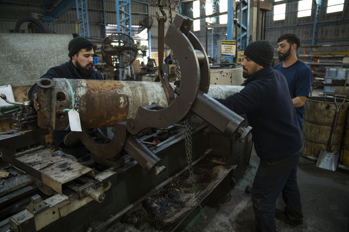 ▲아르헨티나 부에노스아이레스의 한 금속 공장에서 지난해 7월 8일 노동자들이 작업하고 있다. 부에노스아이레스/AP뉴시스