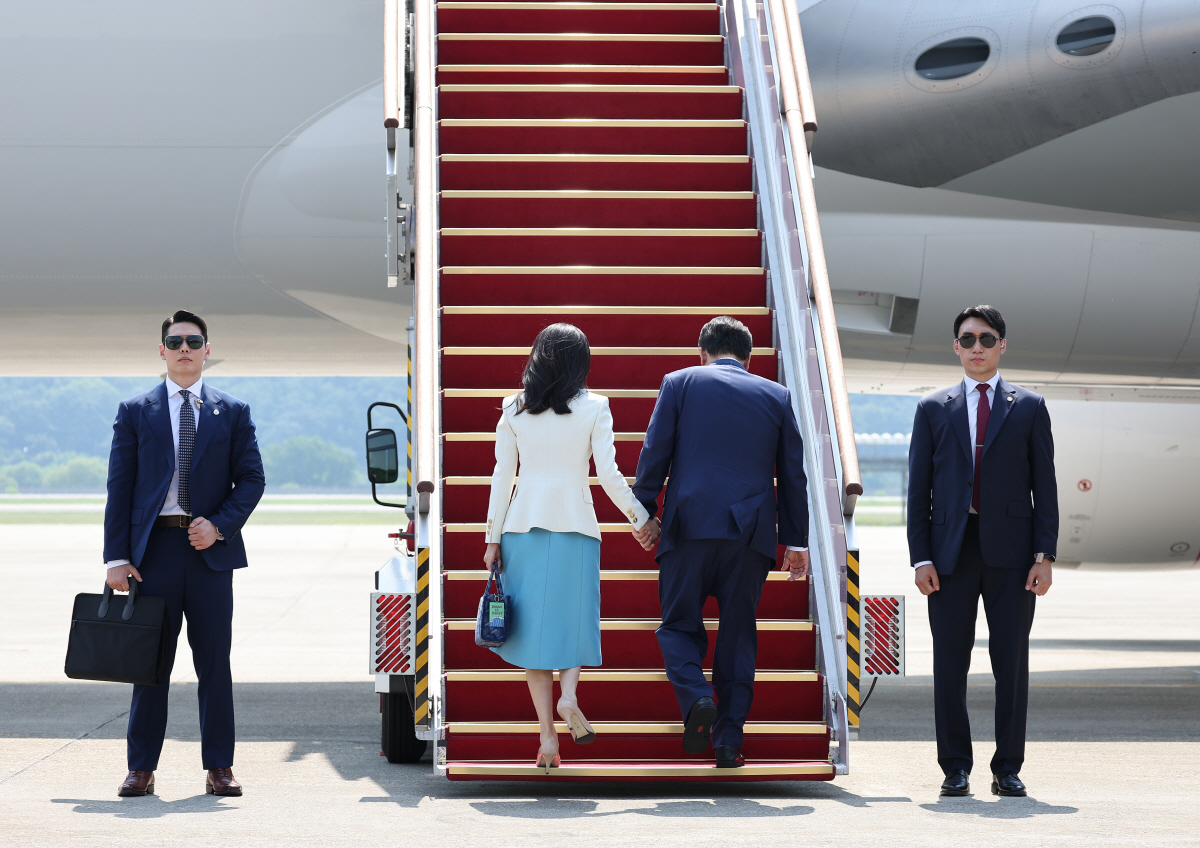 ▲프랑스·베트남을 방문하는 윤석열 대통령과 김건희 여사가 19일 성남 서울공항에서 출국하며 공군 1호기에 오르고 있다. 연합뉴스
