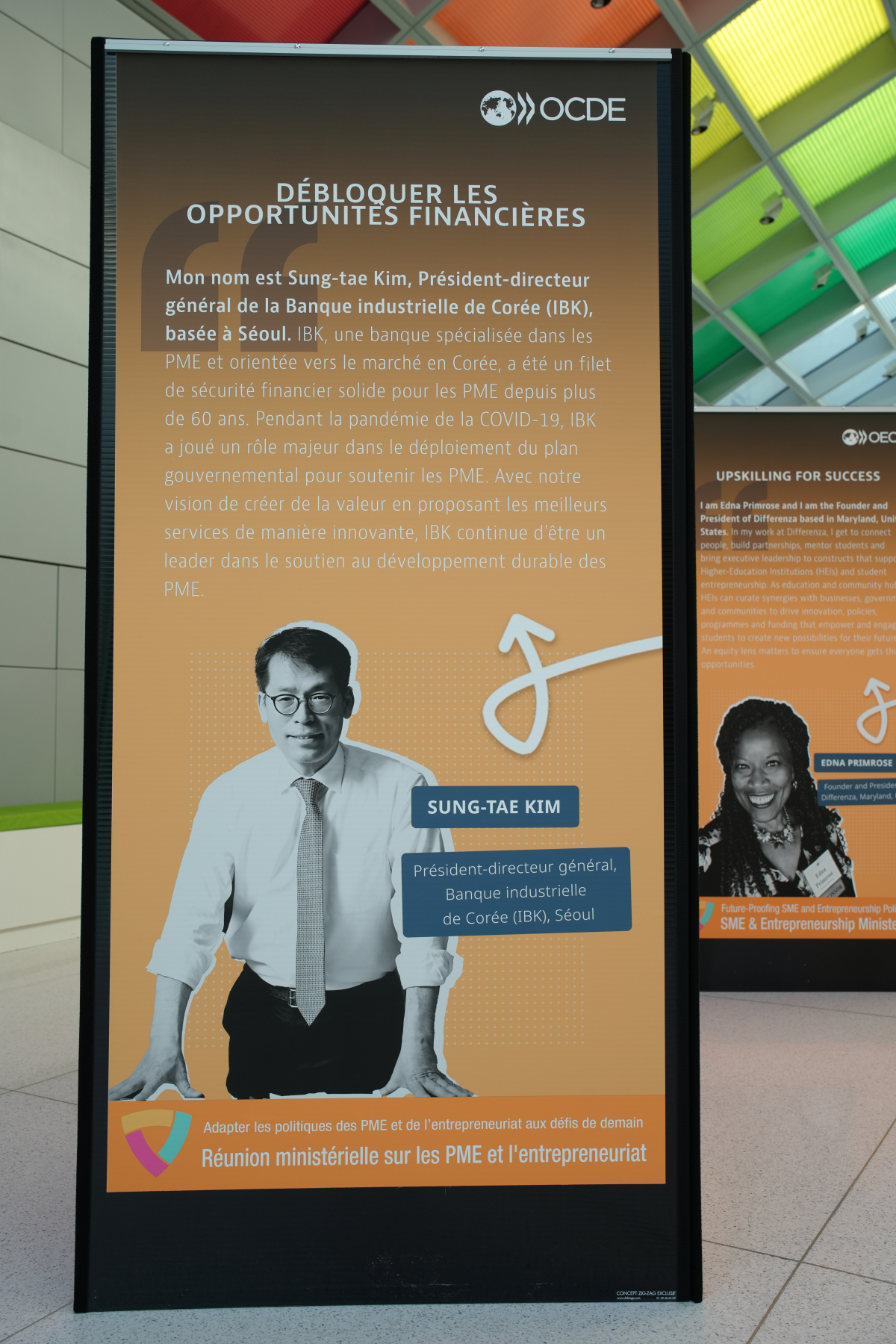 ▲김성태 IBK기업은행장이 15일 프랑스 파리 OECD 본관에서 열린 중소기업 관련 인물사진전에 중소기업 금융접근성 대표 인물로 선정돼 사진이 전시돼 있다. (사진제공=IBK기업은행)