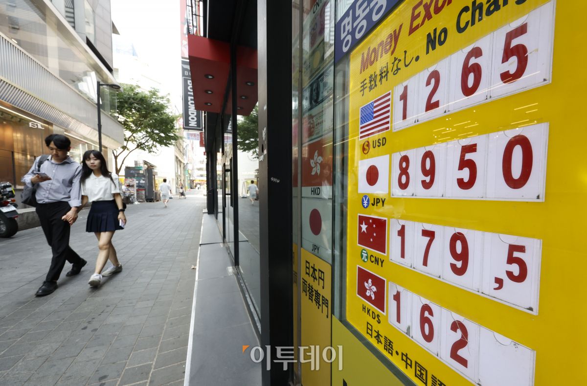 ▲원/엔화 환율이 8년 만에 100엔당 800원대로 떨어진 가운데 19일 오전 서울 시내 한 환전소에 환율이 표시돼 있다. 이날 오전 10시 50분 기준 원/엔 재정환율은 100엔당 895.0원이다. 원/엔 환율이 800원대에 진입한 것은 2015년 6월 이후 8년 만이다. 조현호 기자 hyunho@