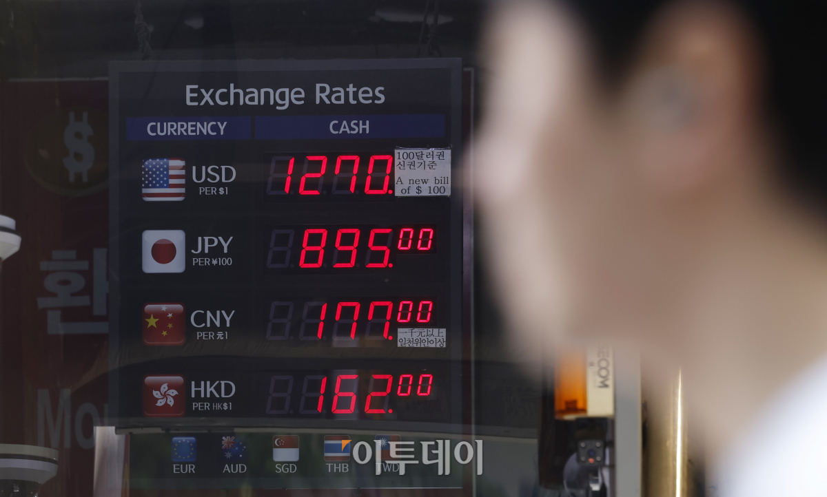 ▲원/엔화 환율이 8년 만에 100엔당 800원대로 떨어진 가운데 19일 오전 서울 시내 한 환전소에 환율이 표시돼 있다. 이날 오전 10시 50분 기준 원/엔 재정환율은 100엔당 895.0원이다. 원/엔 환율이 800원대에 진입한 것은 2015년 6월 이후 8년 만이다. 조현호 기자 hyunho@