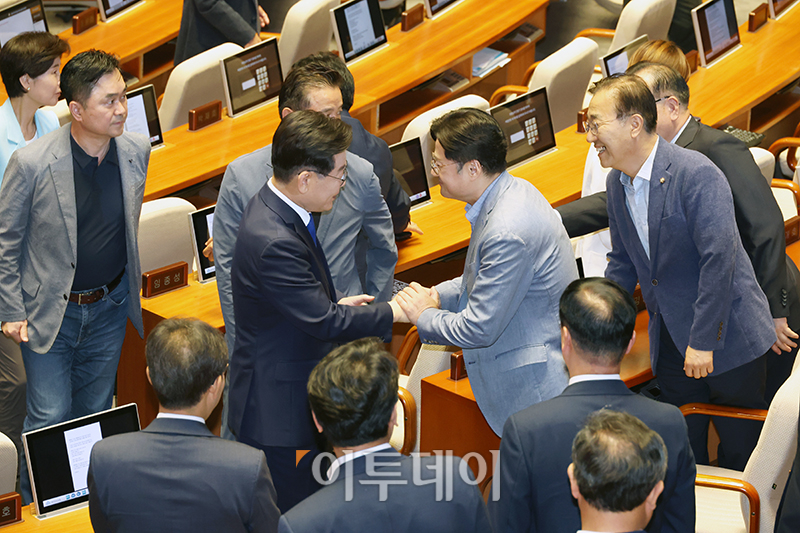 ▲이재명 더불어민주당 대표가 19일 서울 여의도 국회 본회의장에서 교섭단체 대표연설을 마치고 의원들과 인사하고 있다. 고이란 기자 photoeran@