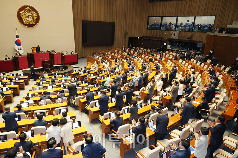 ▲이재명 더불어민주당 대표가 19일 서울 여의도 국회 본회의장에서 교섭단체 대표연설을 마치고 민주당 의원들의 박수를 받으며 단상을 내려오고 있다. 고이란 기자 photoeran@