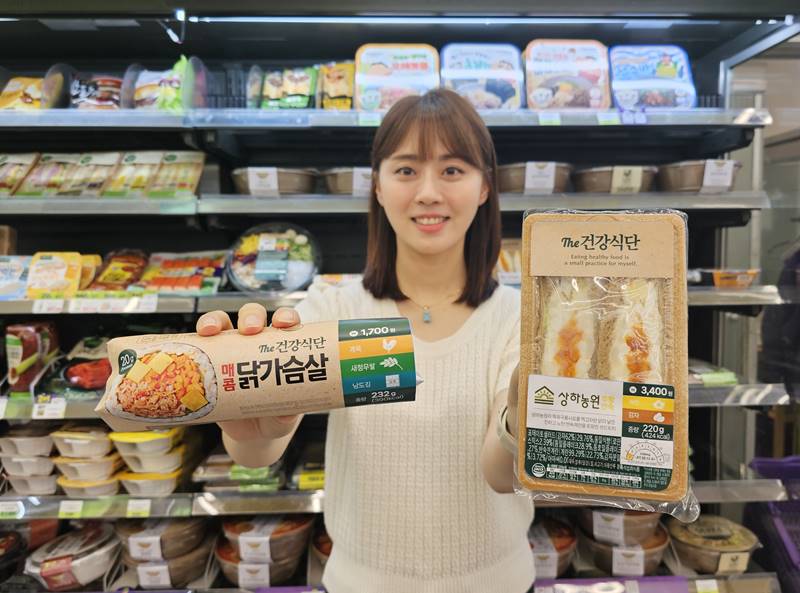 ▲모델이 CU가 새로 출시한 ‘The건강식단 간편식 시리즈’ 시즌3 상품을 들어보이고 있다. (사진제공=CU)