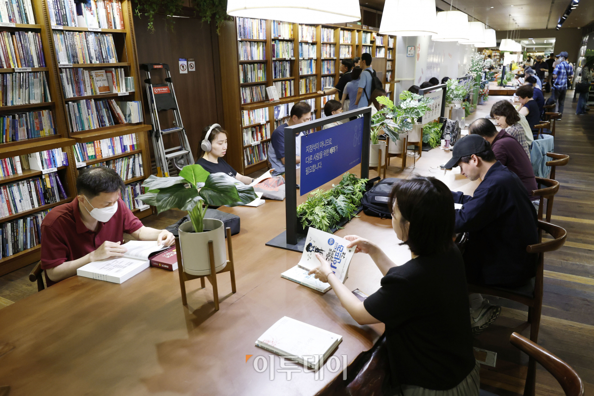 ▲서울 낮 최고기온이 35도까지 오르는 등 전국 대부분 지역에 폭염특보가 발효중인 가운데 19일 서울 종로구 교보문고 광화문점을 찾은 시민들이 책을 읽으며 더위를 식히고 있다. 조현호 기자 hyunho@