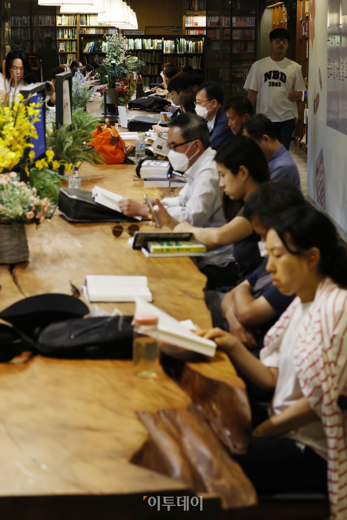 ▲서울 낮 최고기온이 35도까지 오르는 등 전국 대부분 지역에 폭염특보가 발효중인 가운데 19일 서울 종로구 교보문고 광화문점을 찾은 시민들이 책을 읽으며 더위를 식히고 있다. 조현호 기자 hyunho@