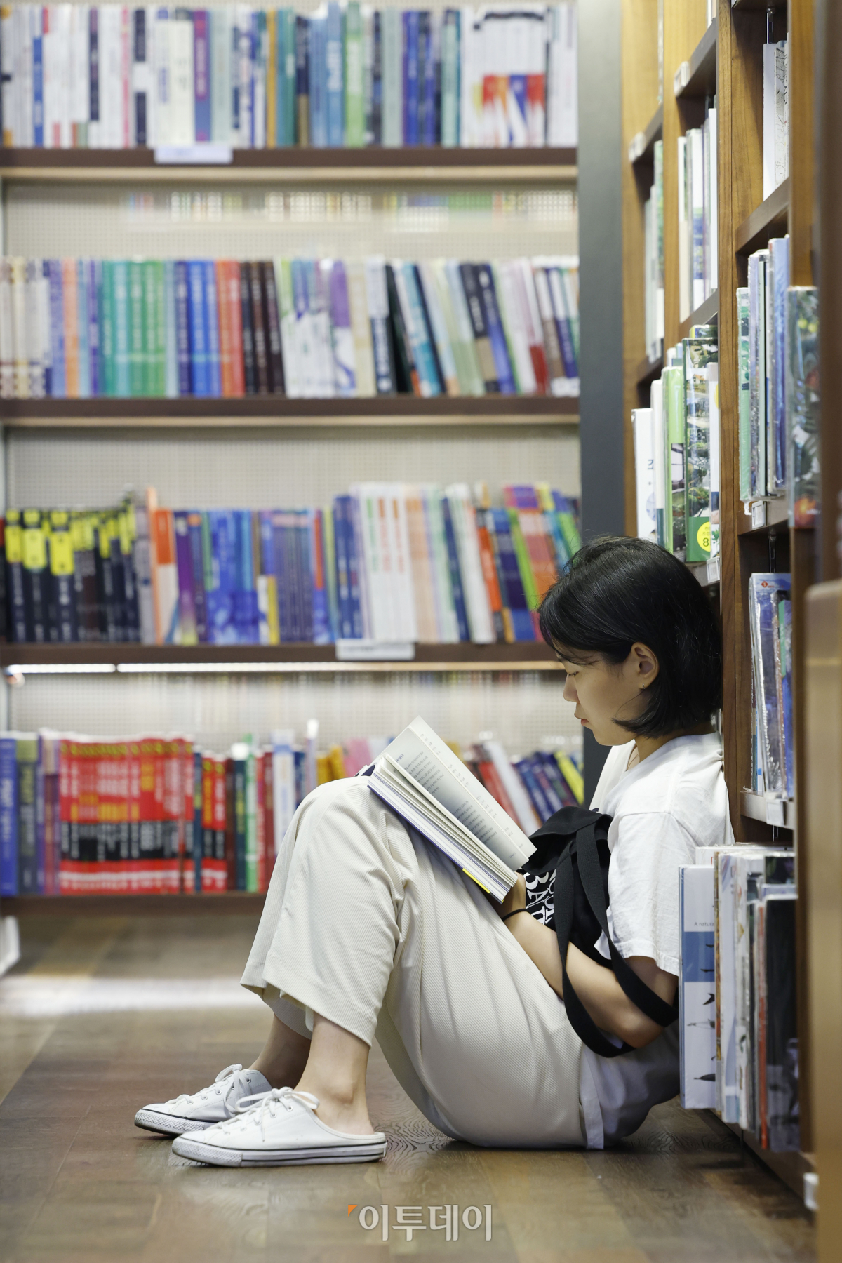 ▲서울 낮 최고기온이 35도까지 오르는 등 전국 대부분 지역에 폭염특보가 발효중인 가운데 19일 서울 종로구 교보문고 광화문점을 찾은 시민들이 책을 읽으며 더위를 식히고 있다. 조현호 기자 hyunho@