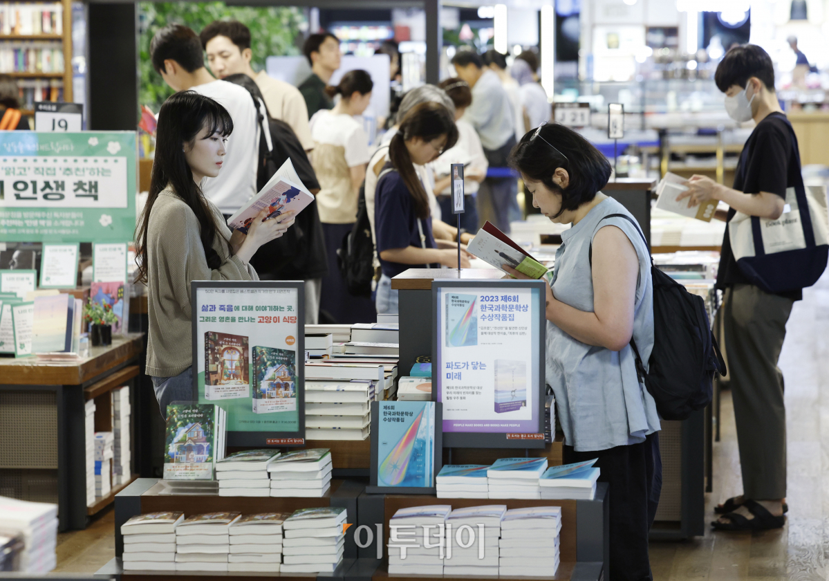 ▲서울 낮 최고기온이 35도까지 오르는 등 전국 대부분 지역에 폭염특보가 발효중인 가운데 19일 서울 종로구 교보문고 광화문점을 찾은 시민들이 책을 읽으며 더위를 식히고 있다. 조현호 기자 hyunho@