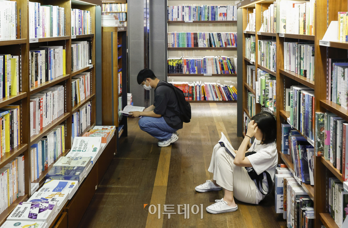 ▲서울 낮 최고기온이 35도까지 오르는 등 전국 대부분 지역에 폭염특보가 발효중인 가운데 19일 서울 종로구 교보문고 광화문점을 찾은 시민들이 책을 읽으며 더위를 식히고 있다. 조현호 기자 hyunho@