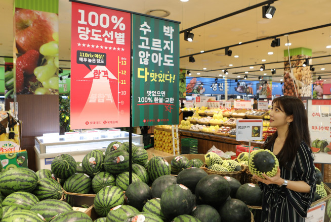 ▲롯데마트가 ‘수박송’으로 입과 귀가 시원해지는 여름을 선물한다. (사진제공=롯데마트)