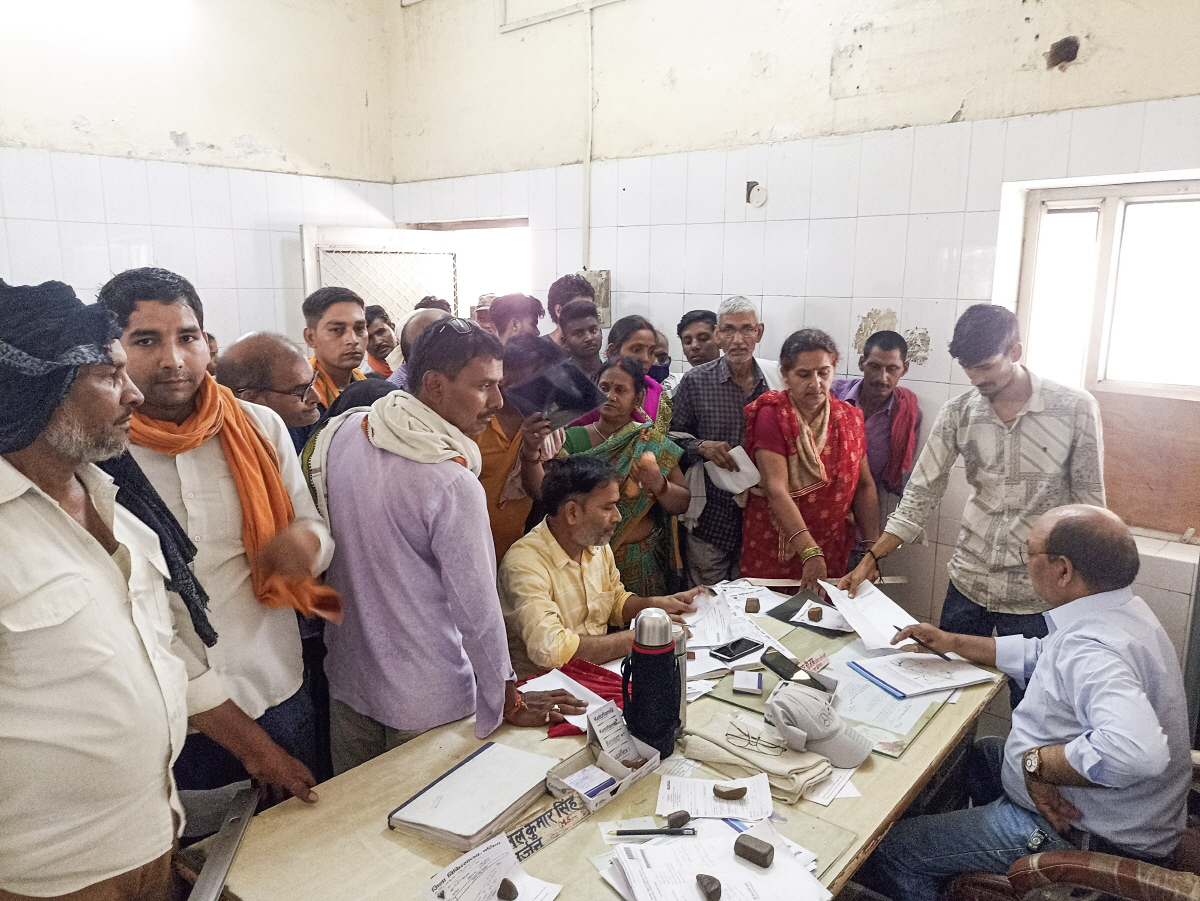 ▲인도 우타르 프라데시주 발리아의 한 병원에서 18일(현지시간) 폭염에 고통을 호소하는 사람들이 진료를 기다리고 있다. 발리아(인도)/AP연합뉴스
