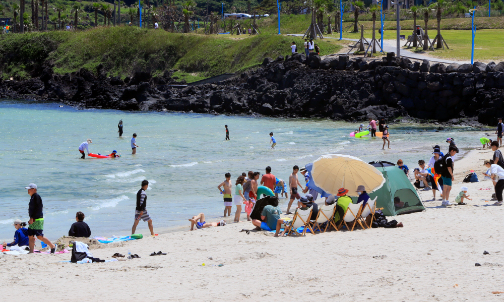 ▲이달 17일 제주시 조천읍 함덕해수욕장에서 피서객이 바다에 들어가 물놀이하고 하거나 백사장에서 쉬고 있다. (연합뉴스)