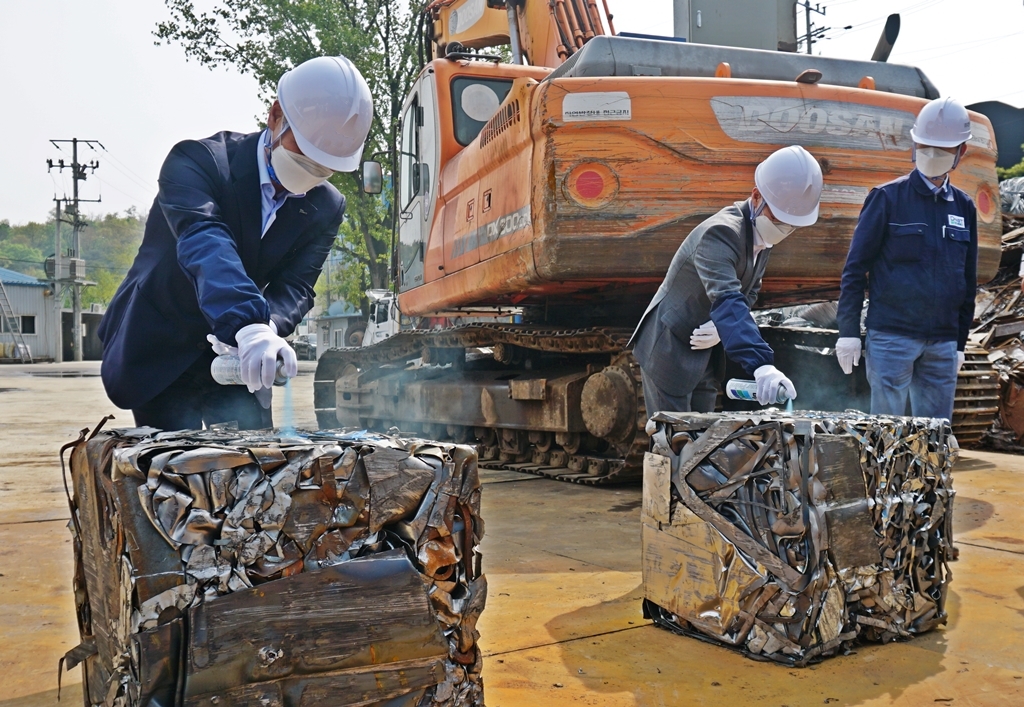 ▲포스코인터내셔널과 포스코 관계자가 철스크랩 수집기지 협약식에서 제품에 식별 표식을 마킹하고 있다. (사진제공=포스코인터내셔널)