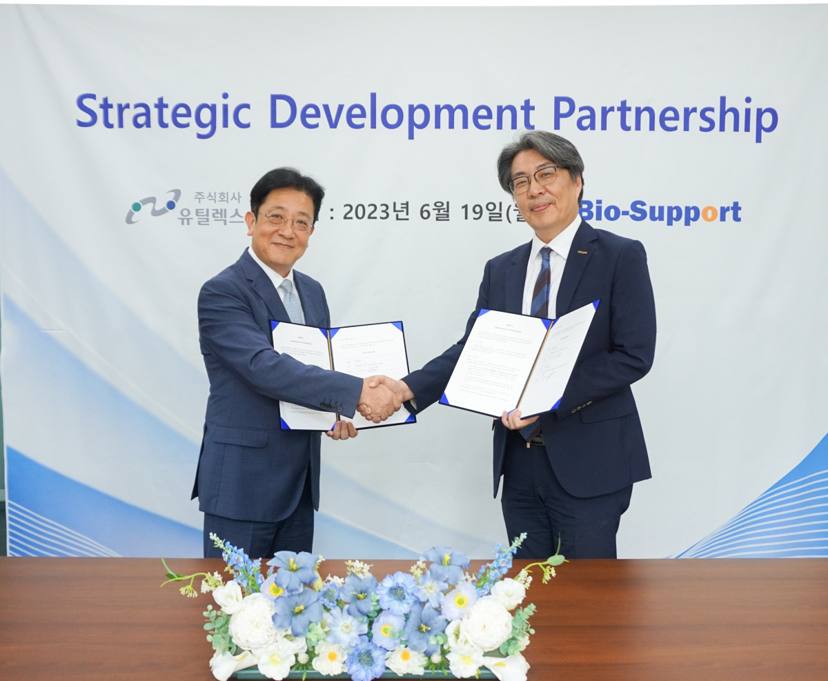 ▲유틸렉스와 바이오써포트가 19일 바이오 솔루션 사업 구축을 위한 MOU를 체결했다. (사진제공=유틸렉스)