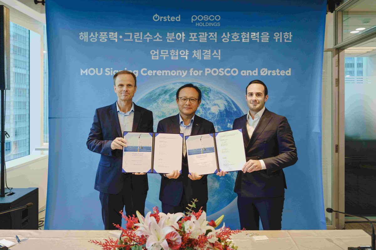 ▲지난 19일 오후 5시(현지시간) 오스테드 아태 지역 본부가 위치한 대만 타이페이에서 페어 마이너 크리스텐센 오스테드 아시아태평양 대표(왼쪽), 정기섭 포스코홀딩스 대표이사 사장/전략기획총괄 (가운데), 잭 소이어 오스테드 아태 지역 커머셜 총괄(오른쪽)이 “해상풍력∙그린수소 분야 포괄적 상호협력을 위한 업무협약”에 서명하고 있다.  (사진제공=오스테드)