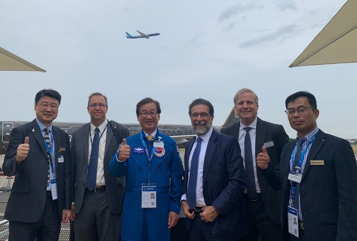 ▲강구영 KAI 사장(왼쪽 세번째)과 Ihssane Mounir 보잉 구매본부장(왼쪽 네번째)이 면담 후 기념사진을 찍고 있다. (사진제공=한국항공우주산업)