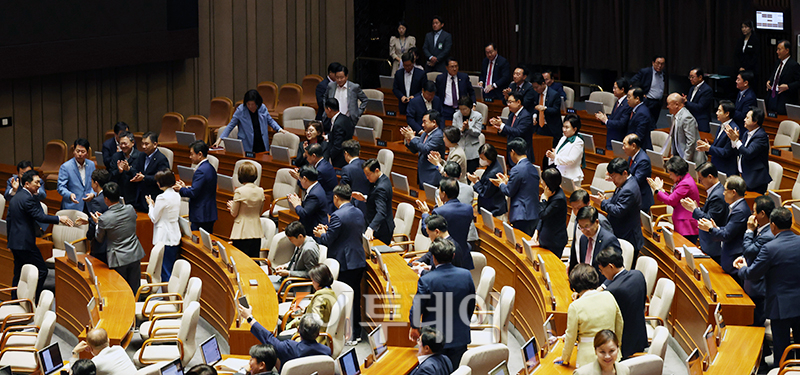 ▲김기현 국민의힘 대표가 20일 서울 여의도 국회 본회의장에서 교섭단체 대표연설을 마치고 여당 의원들과 인사하고 있다. 고이란 기자 photoeran@