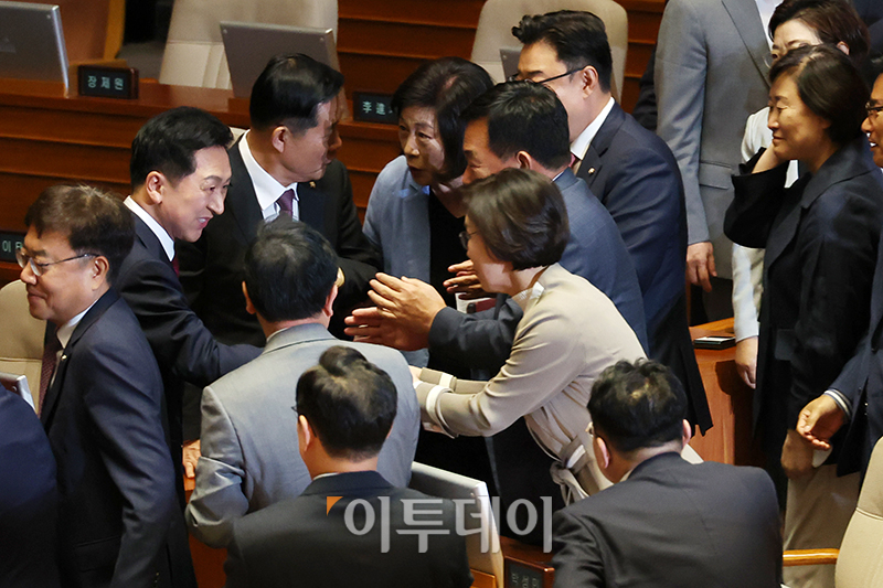 ▲김기현 국민의힘 대표가 20일 서울 여의도 국회 본회의장에서 교섭단체 대표연설을 마치고 여당 의원들과 인사하고 있다. 고이란 기자 photoeran@