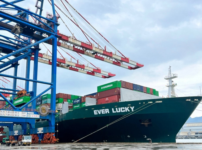 ▲CJ대한통운은 최근 세계적 선사 등과 업무협약을 체결하고 글로벌 물류 경쟁력 강화를 추진하고 있다. 지난 14일 CJ대한통운과 업무협약을 체결한 세계 6위 글로벌 선사 에버그린의 컨테이너 선박이 대만 타이페이항에 정박해 있다. (사진제공=CJ대한통운)