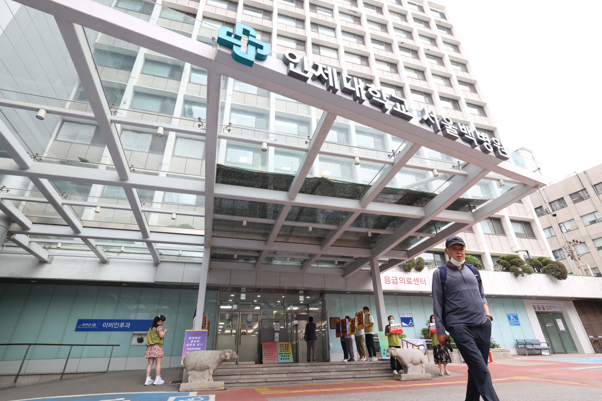 ▲학교법인 인제학원이 서울백병원의 폐원 여부를 논의하는 이사회를 20일 열기로 했다. 사진은 이날 서울 중구 서울백병원 모습. 신태현 기자 holjjak@