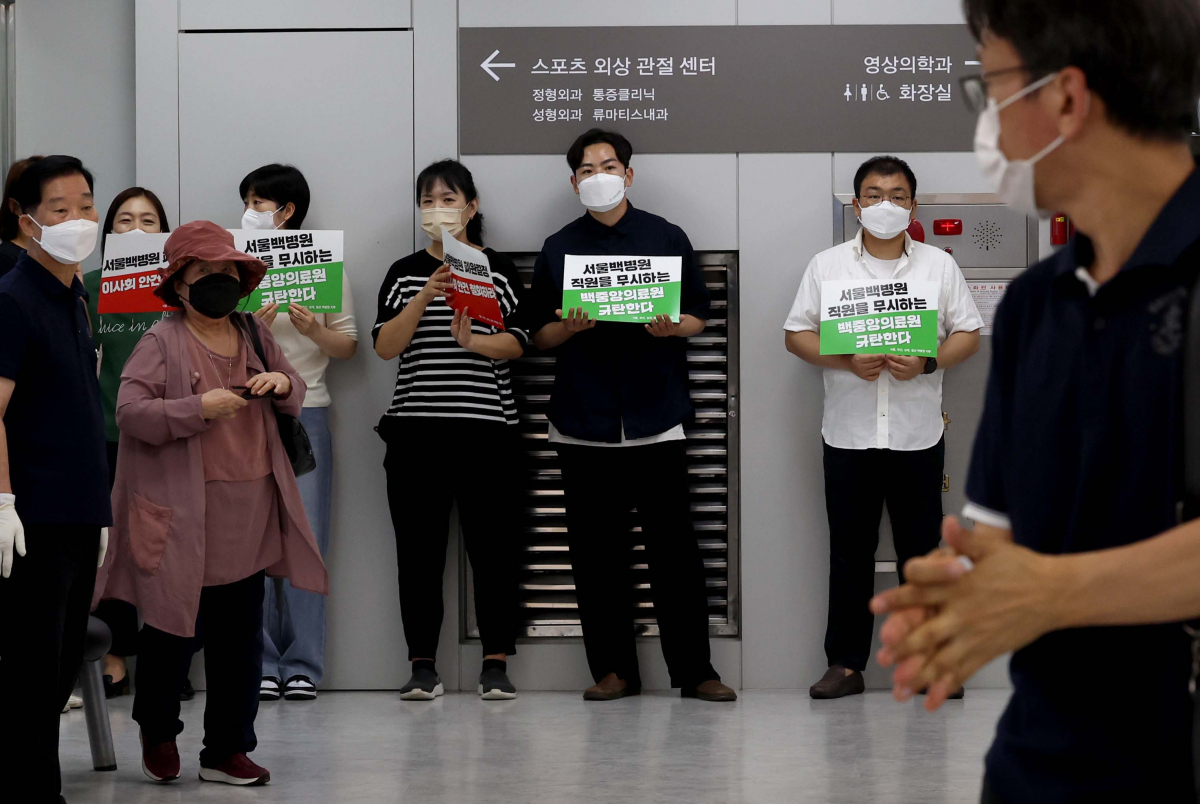 ▲학교법인 인제학원이 서울백병원의 폐원 여부를 논의하는 이사회를 열기로한 20일 서울 중구 서울백병원에서 보건의료노조 서울·부산·상계·일산 백병원지부 조합원들이 폐원을 반대하며 손팻말을 들고 있다. 신태현 기자 holjjak@