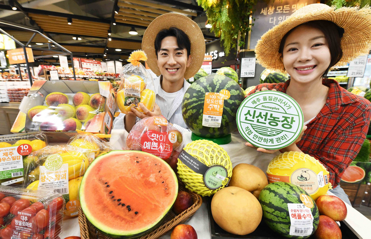 ▲모델들이 ‘홈플러스 메가푸드마켓’ 강서점에서 ‘신선농장’ 브랜드와 다양한 제철 과일을 선보이고 있다. (사진제공=홈플러스)