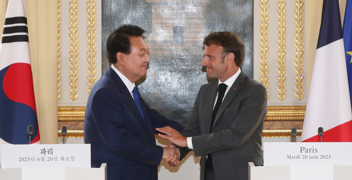 ▲윤석열 대통령과 에마뉘엘 마크롱 프랑스 대통령이 20일(현지시간) 파리 엘리제궁에서 열린 한·프랑스 공동 언론발표에서 악수하고 있다. (연합뉴스)