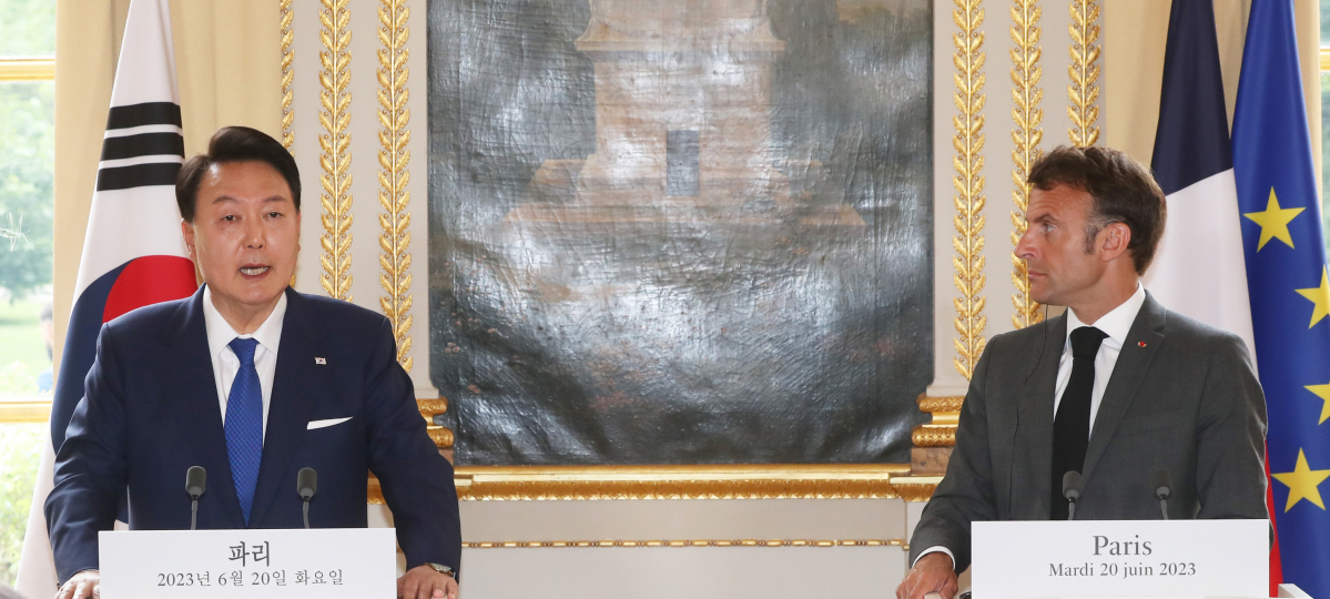 ▲윤석열 대통령이 20일(현지시간) 파리 엘리제궁에서 열린 에마뉘엘 마크롱 프랑스 대통령과의 한·프랑스 공동 언론발표에서 발언하고 있다.   (연합뉴스)