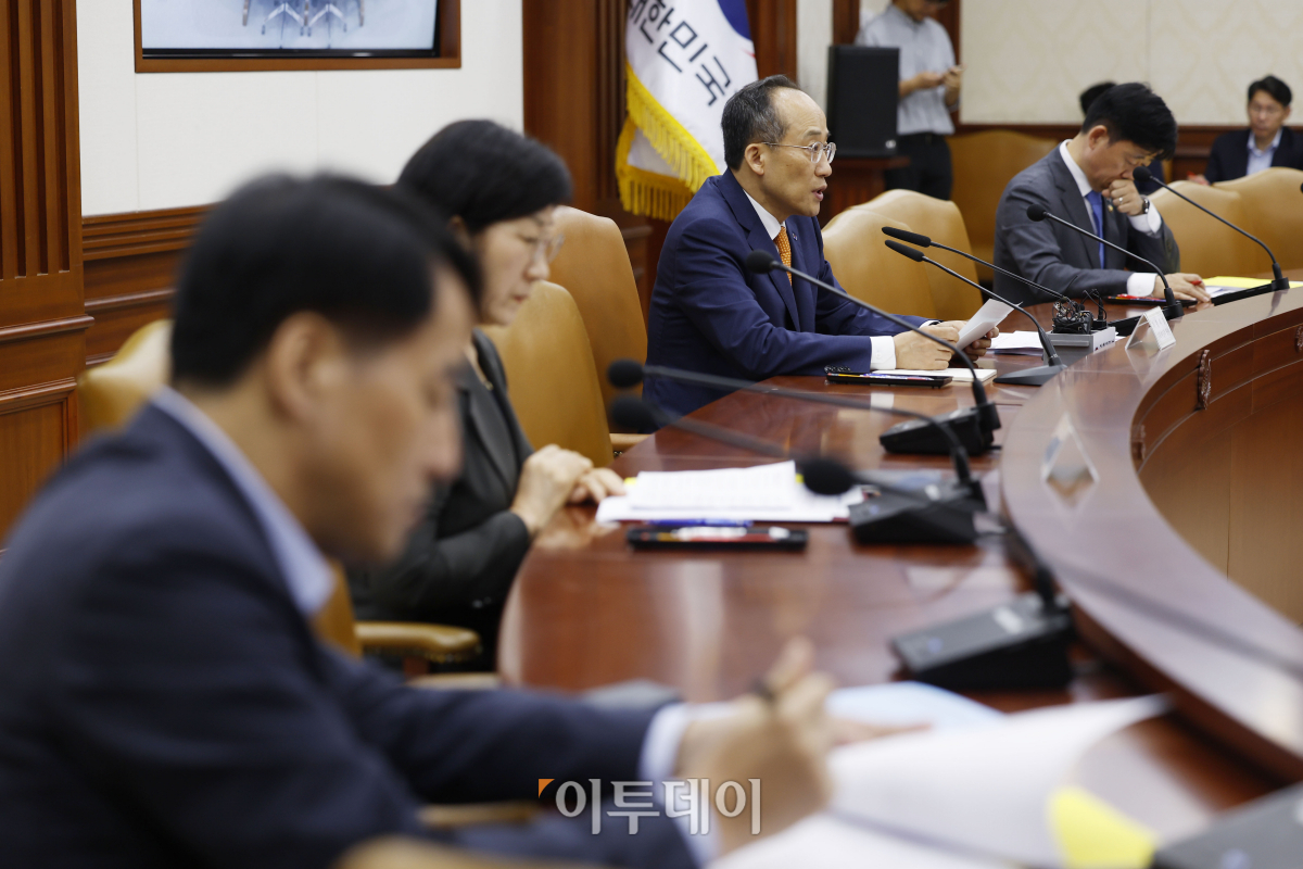 ▲추경호 경제부총리 겸 기획재정부 장관이 21일 오전 서울 종로구 정부서울청사에서 열린 '비상경제장관회의 겸 수출투자대책회의'에서 모두발언을 하고 있다. 조현호 기자 hyunho@