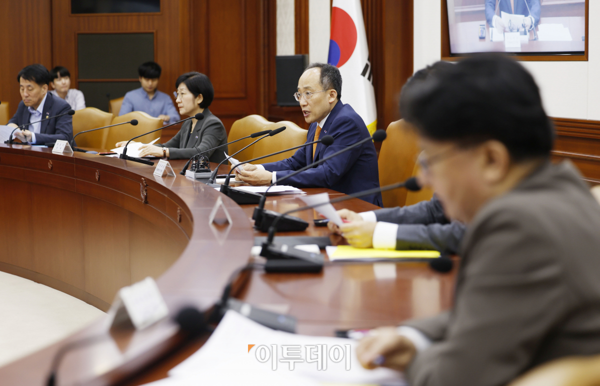 ▲추경호 경제부총리 겸 기획재정부 장관이 21일 오전 서울 종로구 정부서울청사에서 열린 '비상경제장관회의 겸 수출투자대책회의'에서 모두발언을 하고 있다. 조현호 기자 hyunho@