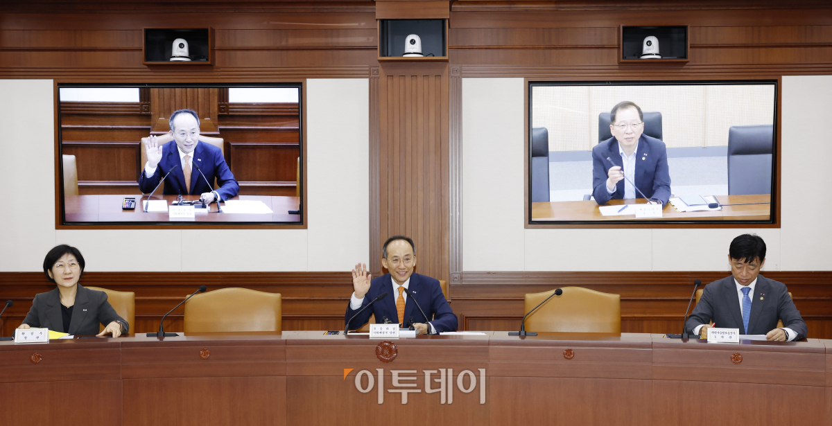 ▲추경호 경제부총리 겸 기획재정부 장관이 21일 오전 서울 종로구 정부서울청사에서 열린 '비상경제장관회의 겸 수출투자대책회의'에서 정부세종청사에서 화상으로 회의에 참석한 조승환 해양수산부 장관에게 인사를 하고 있다. 조현호 기자 hyunho@