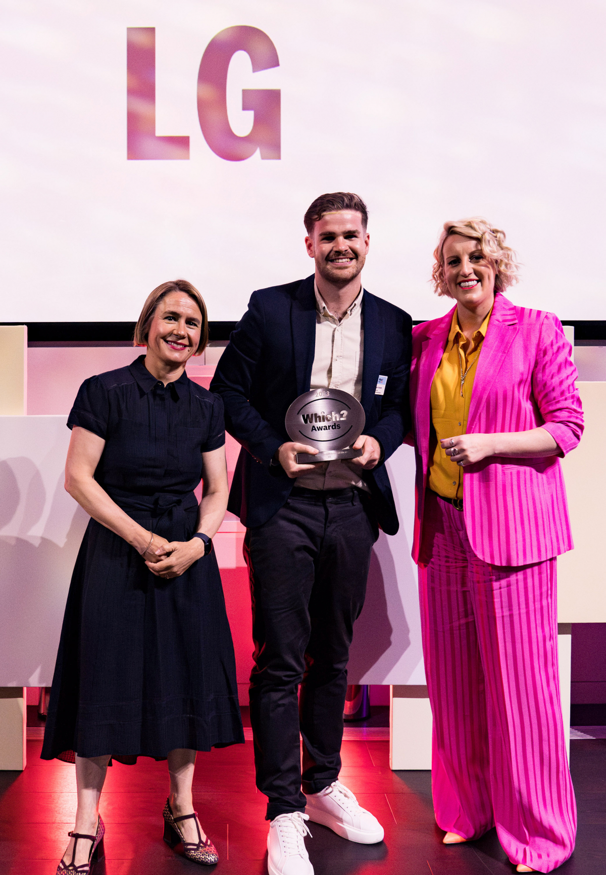 ▲LG전자 영국법인 관계자들이 '위치 어워드 2023'에 참석해 수상 기념 촬영을 하고 있다. (제공=LG전자)