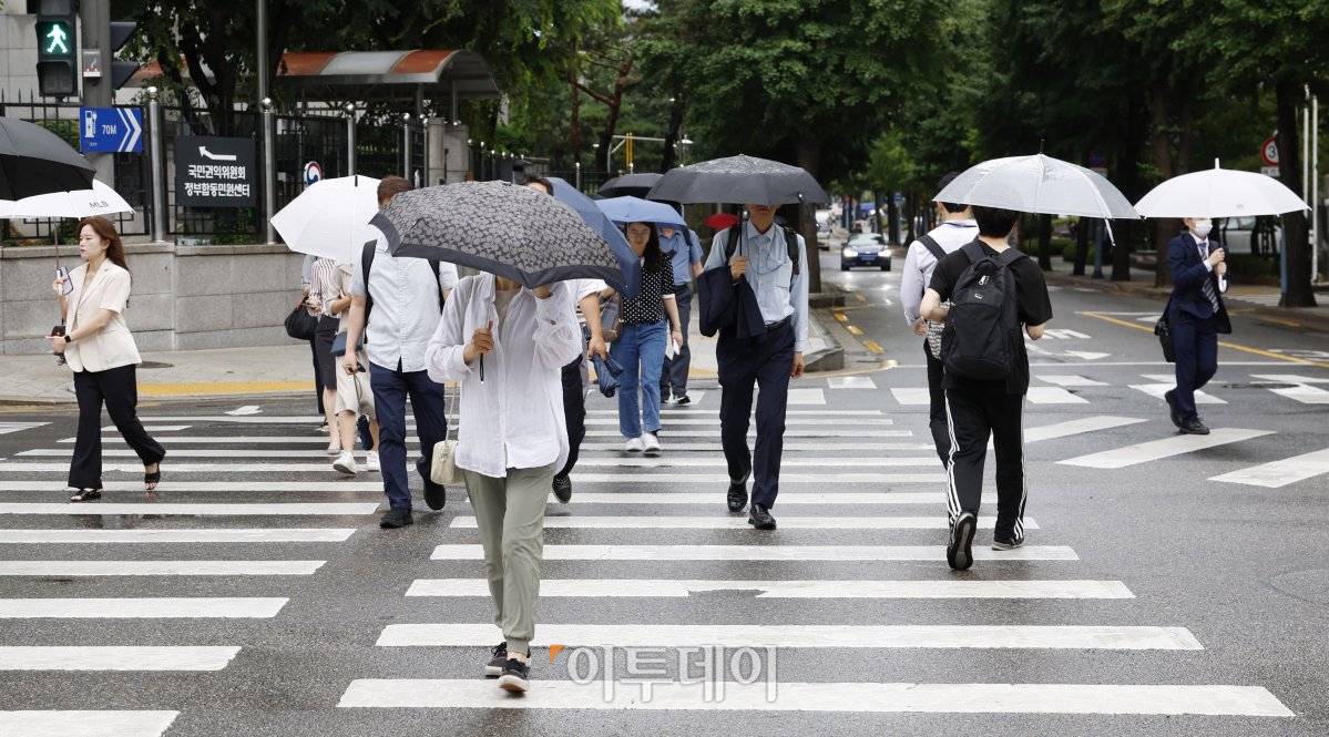 ▲낮의 길이가 가장 길다는 절기상 하지인 21일 오전 서울 종로구 광화문역 일대에서 우산을 쓴 시민들이 출근길 발걸음을 재촉하고 있다. 기상청은 전국에 내리는 비가 제주도를 시작으로 오후에는 대부분 그치겠다고 예보했다. 조현호 기자 hyunho@