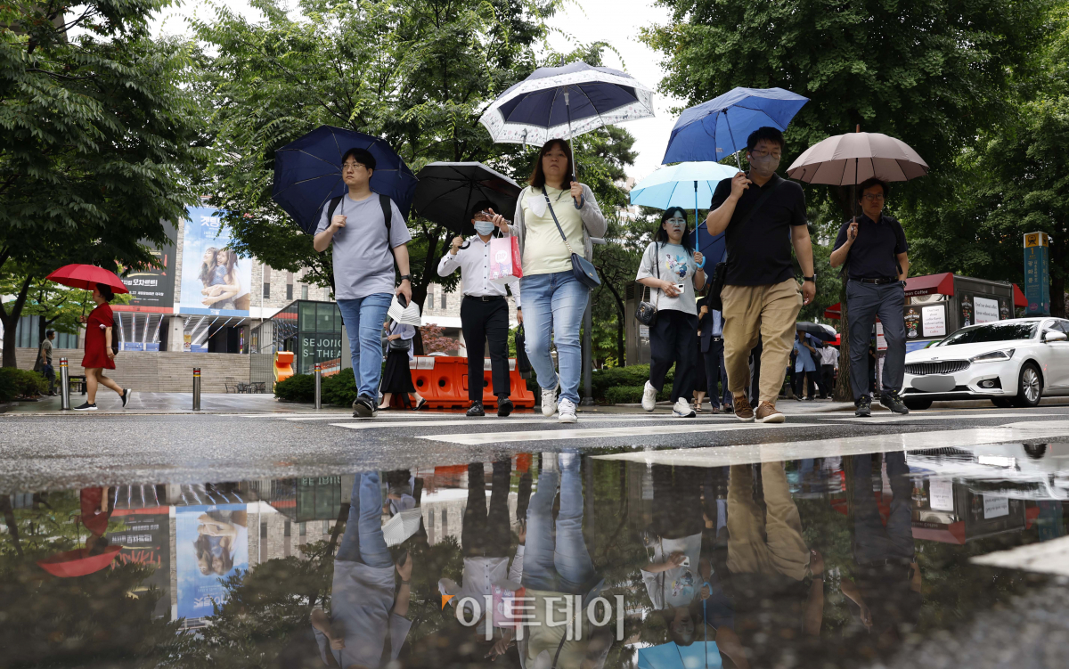 ▲낮의 길이가 가장 길다는 절기상 하지인 21일 오전 서울 종로구 광화문역 일대에서 우산을 쓴 시민들이 출근길 발걸음을 재촉하고 있다. 기상청은 전국에 내리는 비가 제주도를 시작으로 오후에는 대부분 그치겠다고 예보했다. 조현호 기자 hyunho@