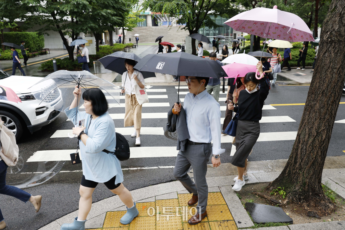 ▲낮의 길이가 가장 길다는 절기상 하지인 21일 오전 서울 종로구 광화문역 일대에서 우산을 쓴 시민들이 출근길 발걸음을 재촉하고 있다. 기상청은 전국에 내리는 비가 제주도를 시작으로 오후에는 대부분 그치겠다고 예보했다. 조현호 기자 hyunho@