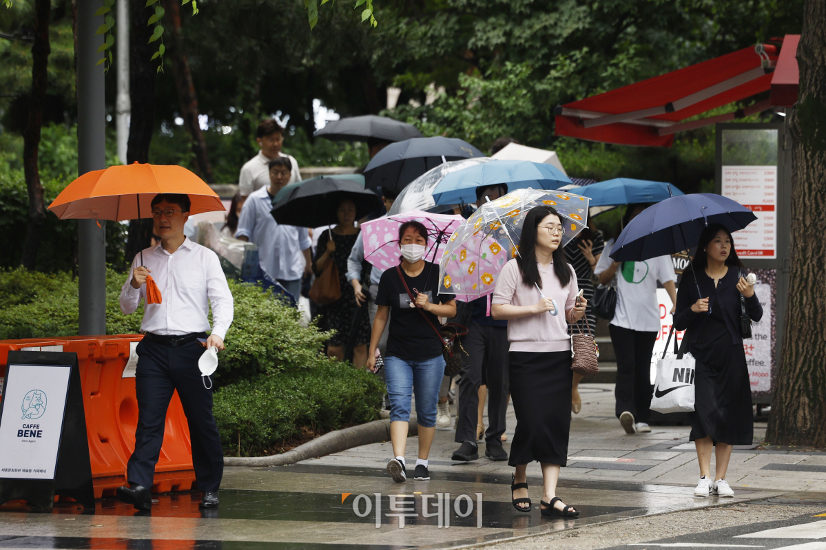 ▲낮의 길이가 가장 길다는 절기상 하지인 21일 오전 서울 종로구 광화문역 일대에서 우산을 쓴 시민들이 출근길 발걸음을 재촉하고 있다. 기상청은 전국에 내리는 비가 제주도를 시작으로 오후에는 대부분 그치겠다고 예보했다. 조현호 기자 hyunho@