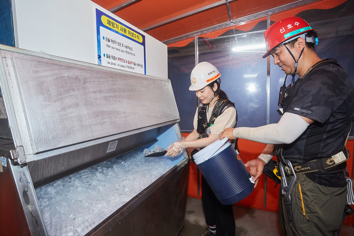 ▲﻿한화 건설부문 건설현장에 혹서기 온열질환을 예방하기 위해 대형 제빙기가 설치되어 있다 (사진제공=한화 건설부문)