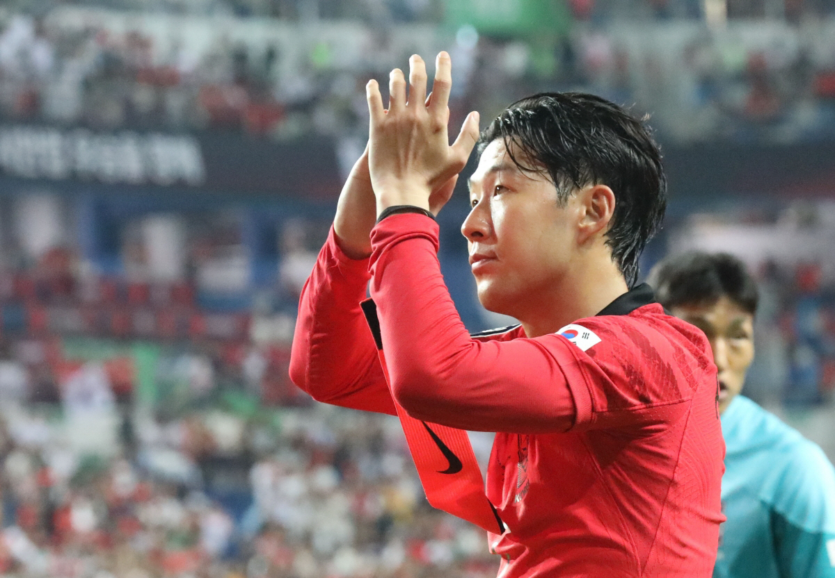 ▲20일 오후 대전 유성구 대전월드컵경기장에서 열린 축구 국가대표팀 A매치 평가전 대한민국과 엘살바도르의 경기, 한국 손흥민 등 선수들이 1대1 무승부로 경기를 마친 뒤 팬들에게 인사하고 있다. (뉴시스)
