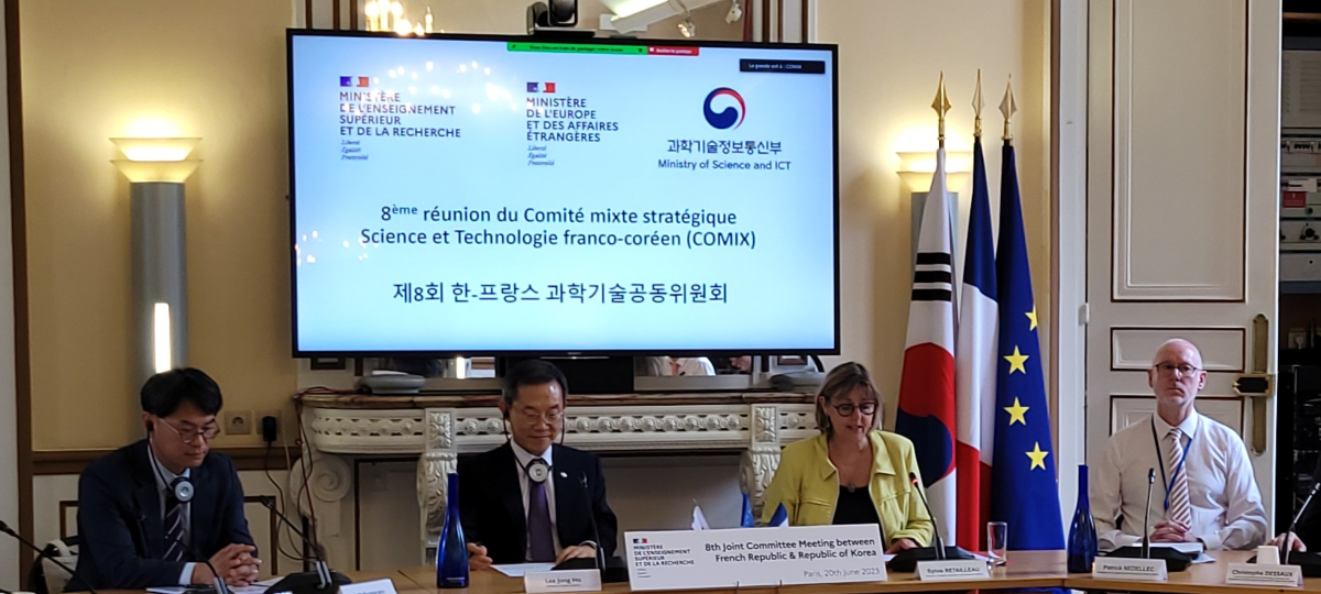 ▲과학기술정보통신부는 20일(현지시간) 오후 프랑스 고등교육연구부 회의실에서 프랑스 고등교육연구부(MESR) 등과 공동으로 제8차 한-프랑스 과학기술공동위를 개최했다. (사진 제공=과학기술정보통신부)