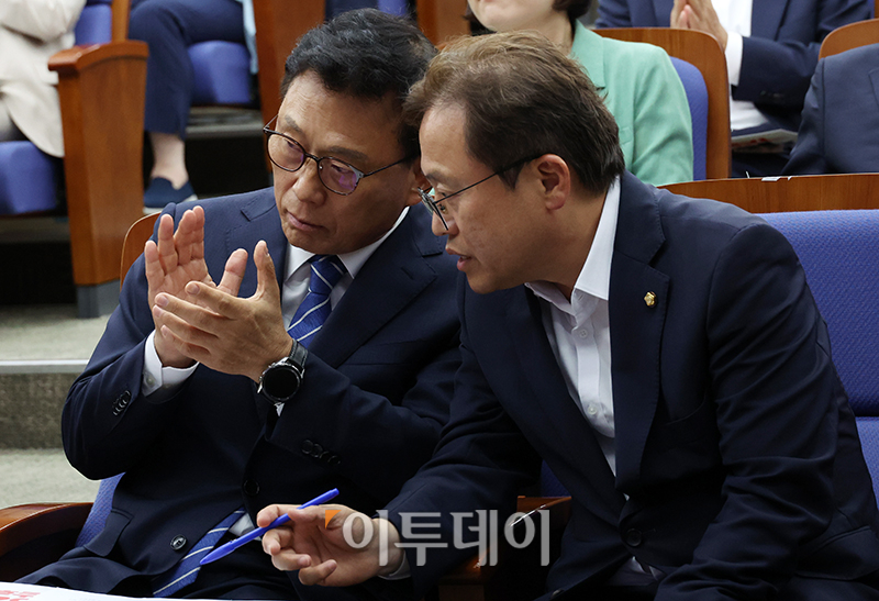 ▲박광온(왼쪽) 더불어민주당 원내대표와 송기헌 원내수석부대표가 21일 서울 여의도 국회에서 열린 정책 의원총회에서 대화하고 있다. 고이란 기자 photoeran@