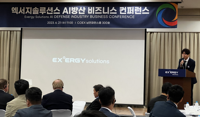 ▲최창근 엑서지솔루션스 대표가 21일 서울 코엑스에 열린 인공지능(AI) 방산 비즈니스 컨퍼런스에서 종합 드론방어시스템 구축 솔루션을 제공하겠다는 포부를 밝혔다.(김우람 기자 hura@)