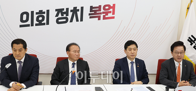 ▲강석훈 KDB산업은행 회장이 21일 서울 여의도 국회에서 열린 산업은행 부산이전 당정 간담회에서 인사말을 하고 있다. 왼쪽부터 박대출 국민의힘 정책위의장, 윤재옥 원내대표, 김주현 금융위원장, 강 회장. 고이란 기자 photoeran@