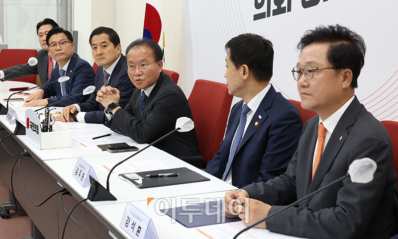 ▲윤재옥 원내대표가 21일 서울 여의도 국회에서 열린 산업은행 부산이전 당정 간담회에서 인사말을 하고 있다. 오른쪽 부터 강석훈 KDB산업은행 회장, 김주현 금융위원장, 윤 원내대표, 박대출 정책위의장. 고이란 기자 photoeran@