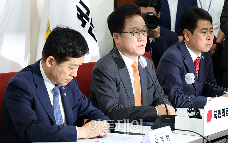 ▲강석훈 KDB산업은행 회장이 21일 서울 여의도 국회에서 열린 산업은행 부산이전 당정 간담회에서 인사말을 하고 있다. 왼쪽은 김주현 금융위원장. 고이란 기자 photoeran@