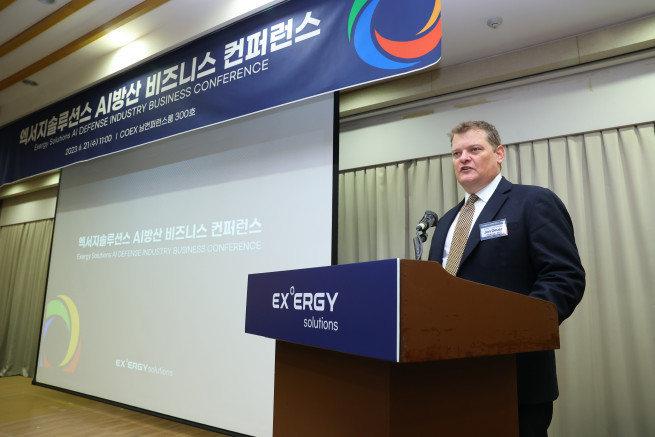 ▲존 그륀 포르템 대표는 21일 엑서지솔루션스 인공지능(AI) 방산 비즈니스 컨퍼런스에서 "대한민국 드론 방어 체계를 위해 지원하겠다"고 말했다.(사진 엑서지솔루션스 제공)