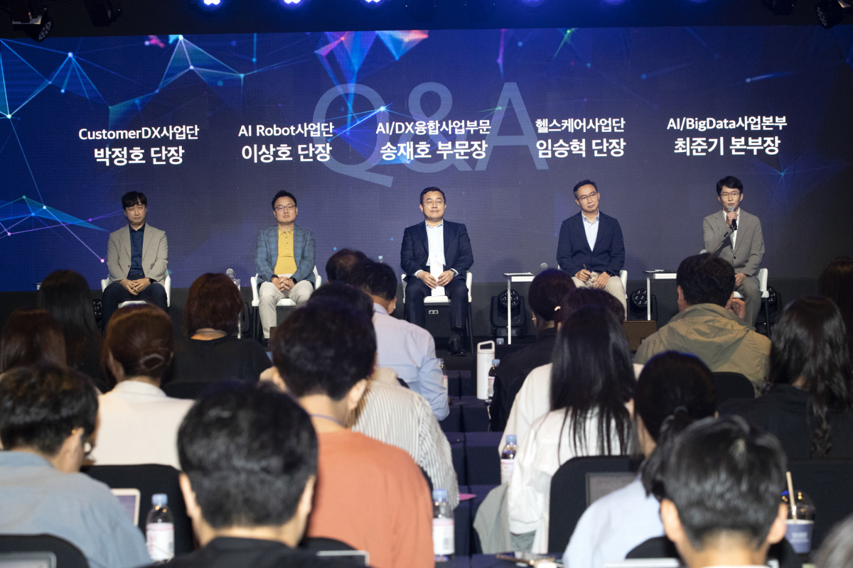 ▲송재호 AI/DX융합사업부문장(가운데)이 기자간담회에 참석한 임원들과 함께 질의응답을 진행하고 있다. (사진제공=KT)