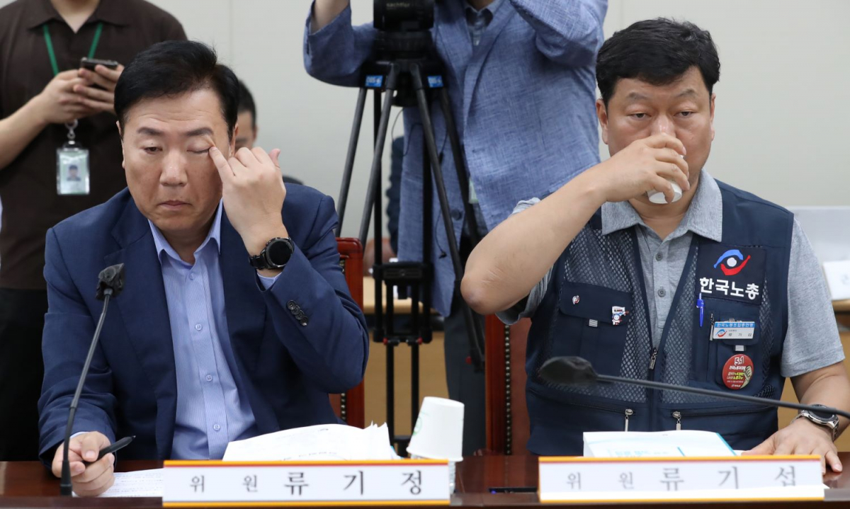 ▲20일 세종시 정부세종청사에서 열린 최저임금위원회 제6차 전원회의에서 물을 마시는 류기섭 근로자 위원과 얼굴을 만지는 류기정 사용자 위원이 나란히 앉아 있다. (뉴시스)