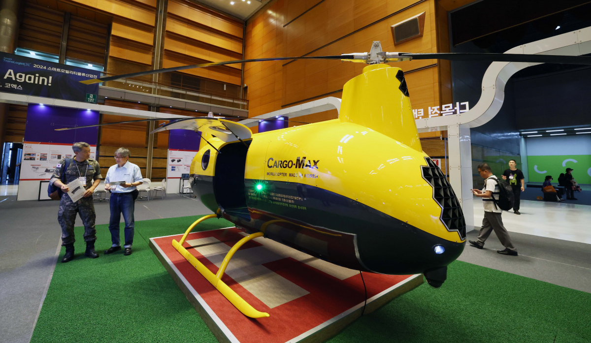 ▲21일 서울 강남구 코엑스에서 열린 무인이동체산업엑스포에 다양한 무인이동체가 전시돼 있다. 무인이동체산업엑스포는 무인 항공기, 무인 전투정, 배송 로봇 등 하늘, 바다, 땅에서 활약하는 다양한 무인 이동체의 기술 현황을 한눈에 볼 수 있는 자리로 국내외 100여개 기업이 참여, 무인 이동체에 관한 민과 군의 연구개발(R&D) 혁신 성과와 함께 활용 서비스 시장 등이 소개된다. 신태현 기자 holjjak@